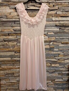Cinema Exoile Vintage Women's Satin And Lace Nightdress in Light Blush Pink